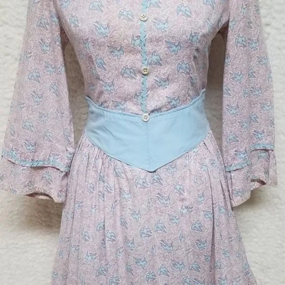 VINTAGE 1970s Purple Blue Bird Tie Waist Flare Sleeve Cottagecore Prairie Dress - Picture 7 of 15